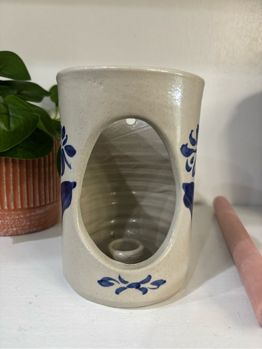 Vintage Williamsburg 2001 salt glazed stoneware pottery wall pocket